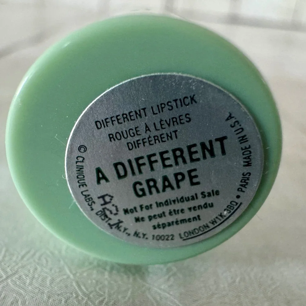 Clinique A Different Grape Different Lipstick Berry Plum Satin Finish Green Tube